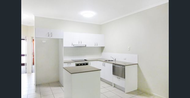 Leafy Outlook - 3 Minute Walk to Beach and Cafes! - Photo 1