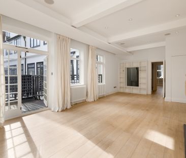 A refurbished three-bedroom mews house with two balconies in Kensington - Photo 5