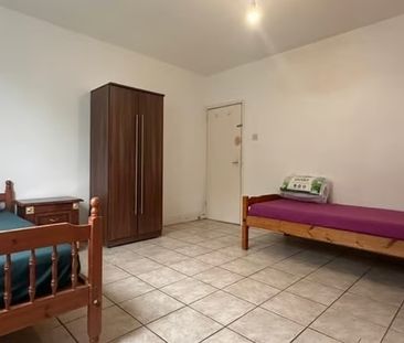 Room in a Shared House, Stockwell Gardens, SW9 - Photo 1