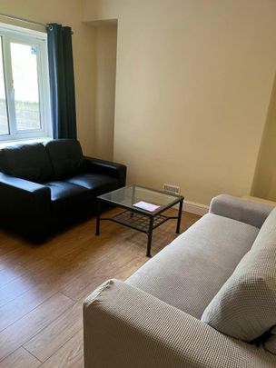 4 bedroom end of terrace house to rent - Photo 1