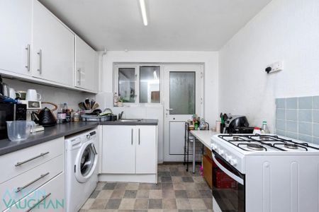4 bedroom semi-detached house to rent - Photo 3