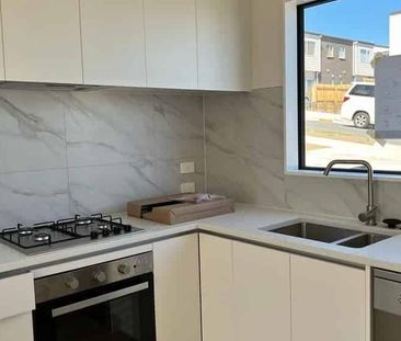 Modern 3BR house in Papakura with large backyard - Photo 3
