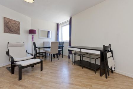 2 bedroom flat to rent - Photo 2