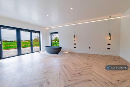 5 bedroom detached house to rent - Photo 4