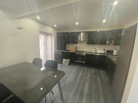 4 bedroom semi-detached house to rent - Photo 4