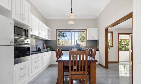 In Coburg’s heart sits this warm and welcoming family home. - Photo 2