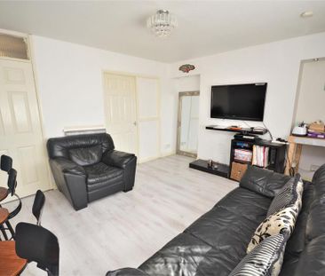 3 bedroom flat to rent - Photo 2