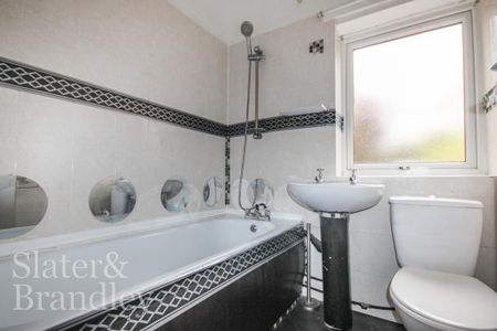 3 bedroom terraced house to rent - Photo 2