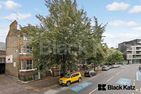 Maisonette with wooded floors throughout & charming patio garden - Photo 5