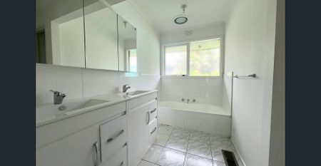 Comfortable 3 Bedroom Home in a Prime Location!! - Photo 3