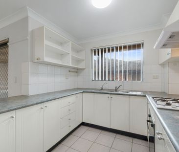 Renovated 3 Bedroom Apartment - Photo 3