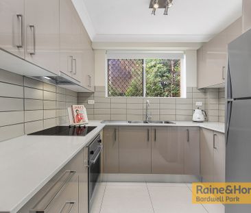 Spacious Two Bedroom Apartment In Prime Location! - Photo 5