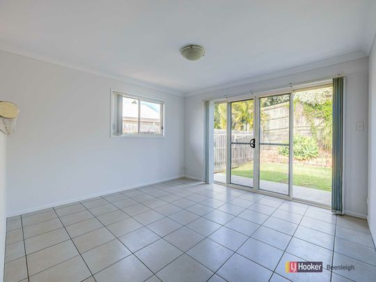 Large Private Duplex Close to Schools, Shops & Transport 4 Bed, 2 Bath, Double Garage - Photo 1