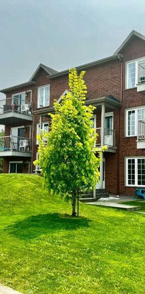 SUPERBE appartement style CONDO récent, grand 4 1/2 (1005 p.c.), dans un environnement paisible et très recherché, à seulement 9 ms de Québec. - Photo 1