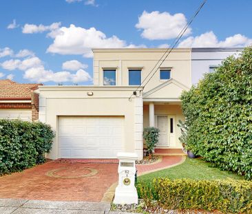 Contemporary Comfort and Prime Position in the Heart of Essendon - Photo 2