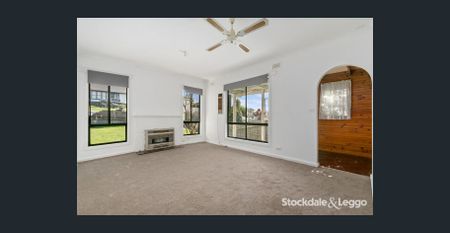 Freshly painted, new floor coverings & window furnishings - Photo 3