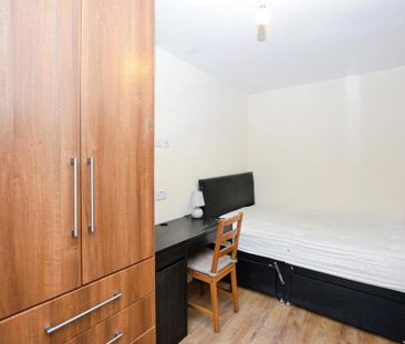 4 bedroom flat to rent - Photo 2