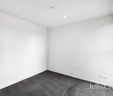 Bright 2 Bedroom & 2 Bathroom Apartment - Photo 3