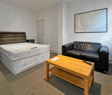 Front Room(Bronte), Flat 4, 55/57 Cathedral Road, Cardiff CF11 9HD - Photo 2