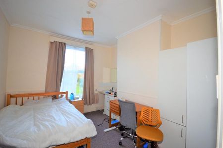 6 bedroom detached house to rent - Photo 4