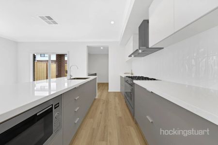 BRAND NEW LUXURIOUS FAMILY HOME - Photo 5