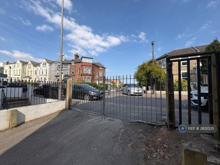 2 bedroom flat to rent - Photo 2