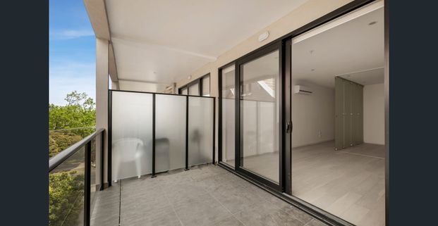 Generous one bedroom apartment close to train and shops - Photo 1