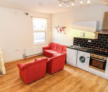 3 bedroom flat to rent - Photo 2