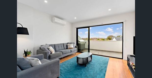 Modern living. Easy Altona North lifestyle. - Photo 1