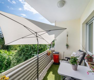 Sanierte, helle 4-Zi-Wohnung mit Balkon, Garage und traumhafter Aus... - Photo 6