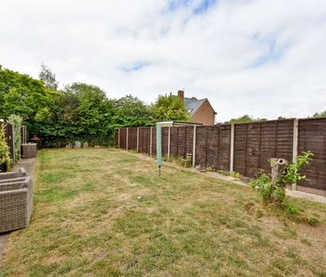 Well presented home with a good sized garden and driveway parking - Photo 3