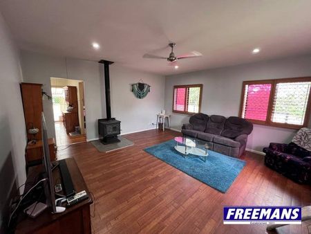 Fabulous Family Home with 9x7.5m shed extra high for mobile home & boat - Photo 2