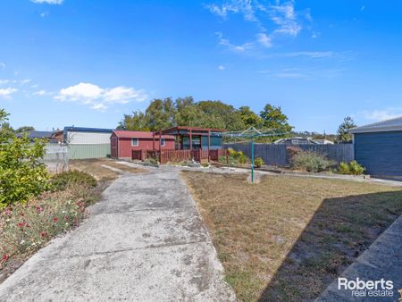 Spacious house with large shed - Photo 5