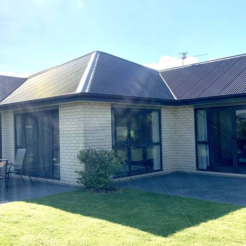 Fantastic fully furnished family home situated in a quiet cul-de-sac in established subdivision! - Photo 1
