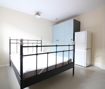 Hanworth Road, Hounslow - Photo 1