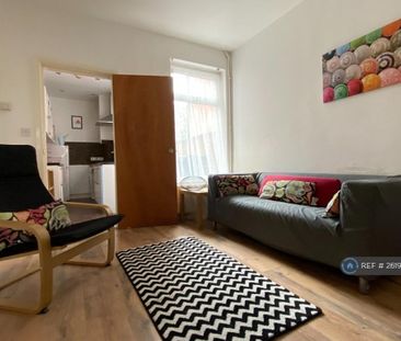 1 bedroom in a house share to rent - Photo 2