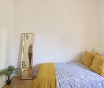 Room in a shared 6-bedroom apartment for rent in Lisbon - Photo 3
