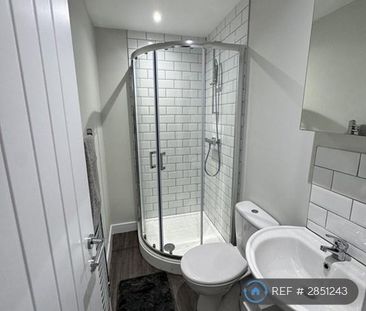 1 bedroom in a house share to rent - Photo 4