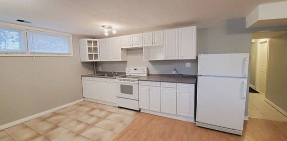 2 bed 1 ba in Central City Kelowna, blocks from Downtown - Photo 2