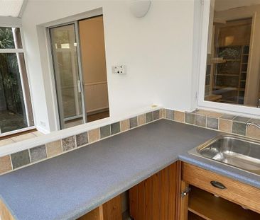 4 bedroom semi-detached house to rent - Photo 6