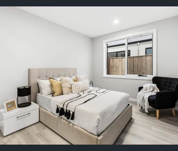 Stylish Modern Masterpiece - Photo 5