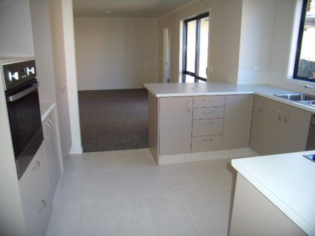 Modern four bedroom home in Atawhai - Photo 4