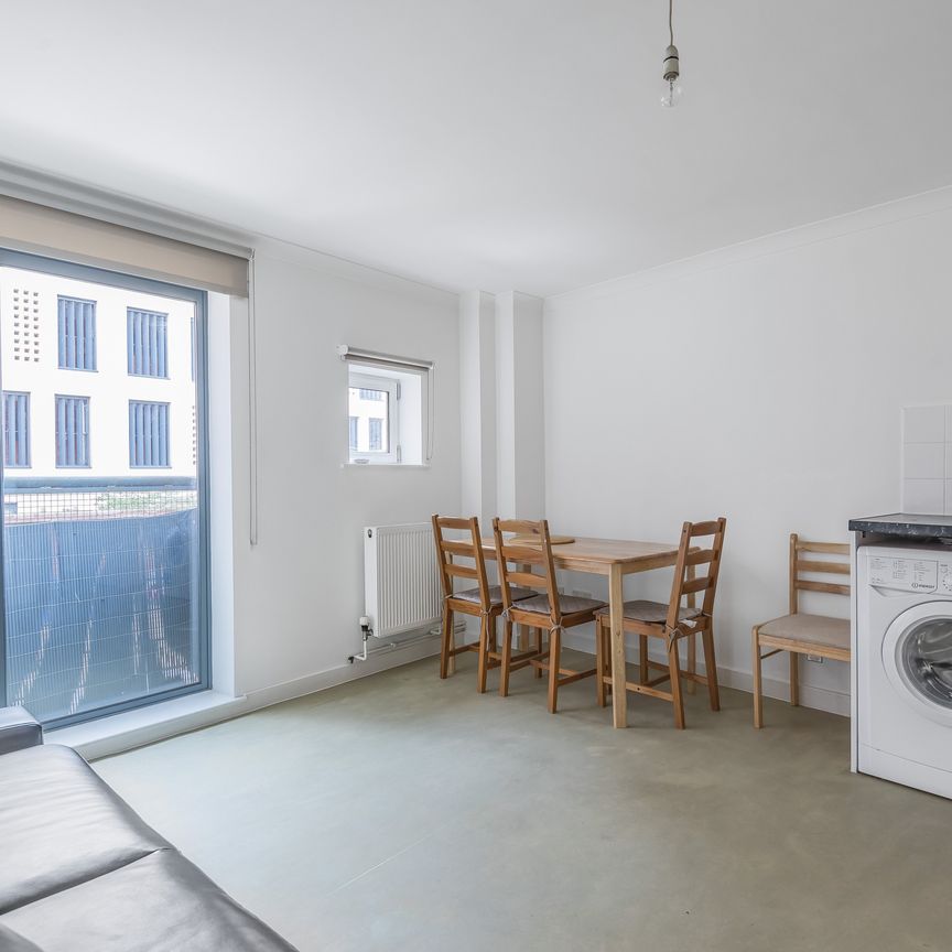 Old Jamaica Road, London, SE16 flat to rent - Photo 1