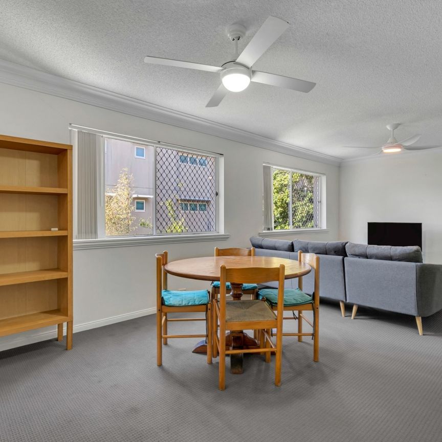 Spacious Fully Furnished Two-Bedroom Loft-Style Unit in the Heart of Toowong - Photo 1
