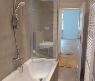 Modernisierte und helle 3-Zimmer-Altbauwohnung mit Einbauküche & Ba... - Photo 1