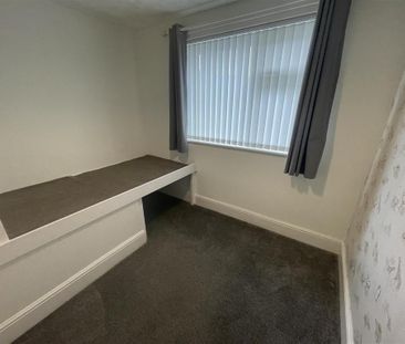 3 bedroom end of terrace house to rent - Photo 2