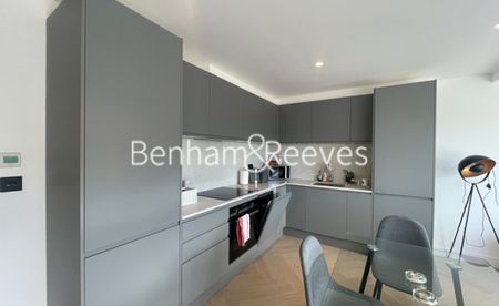 2 Bedroom flat to rent in Durnsford House, Durnsford Road, SW19 - Photo 2