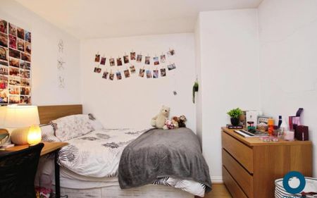 *** STUDENT HOUSE *** A large five bedroom house with two bathrooms. Offered on a furnished basis with bills included (gas, water, electric and internet) from June 2026. - Photo 5