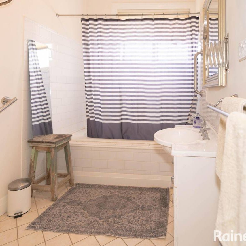 FULLY FURNISHED TURVEY PARK LIVING - Photo 1