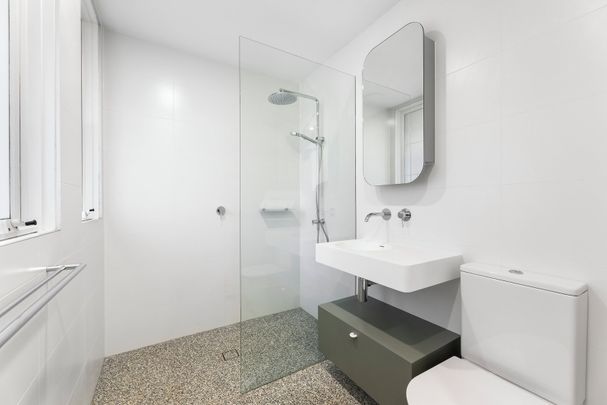 Renovated Luxury Townhouse and Leafy Seclusion in the Heart of Richmond - Photo 1